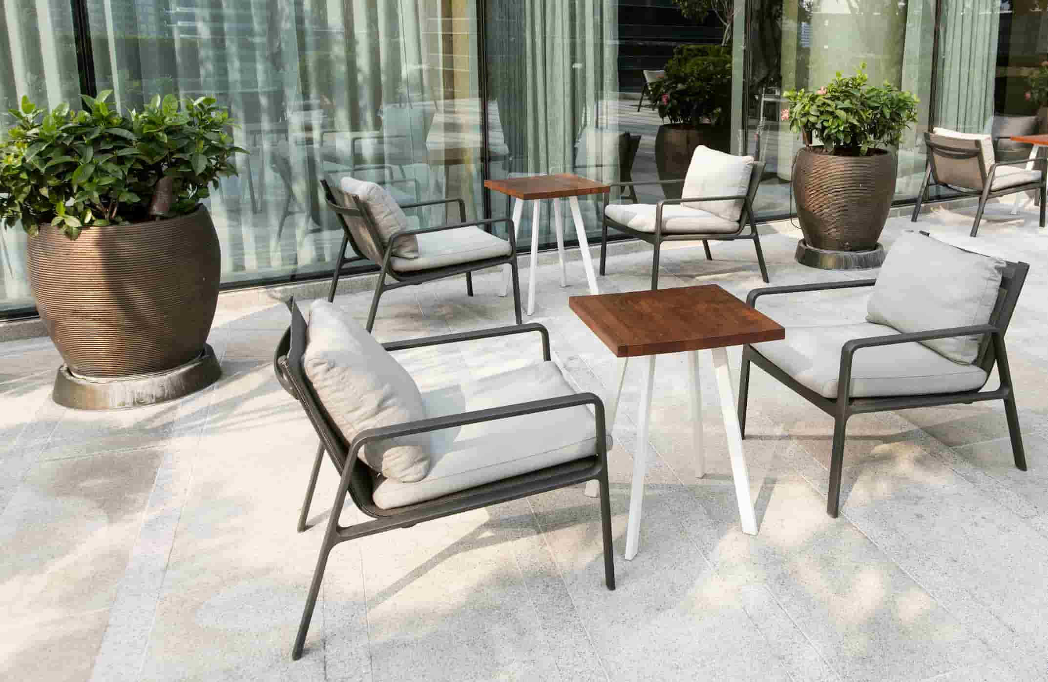 outdoor restaurant chairs with coffee table