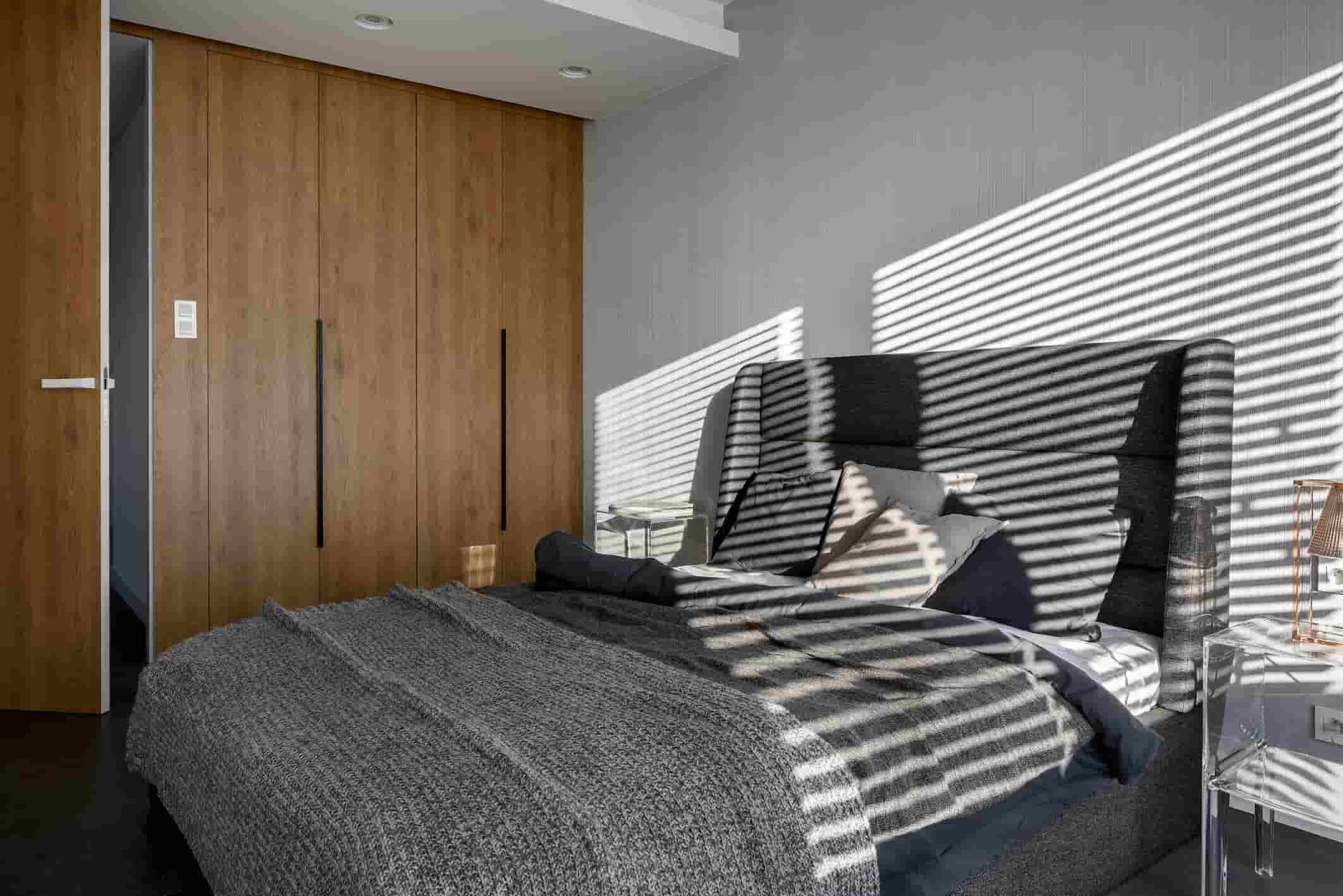 Hotel wardrobe manufacturer in Turkey featuring modern wooden wardrobe with floor-to-ceiling doors in a luxury hotel bedroom.